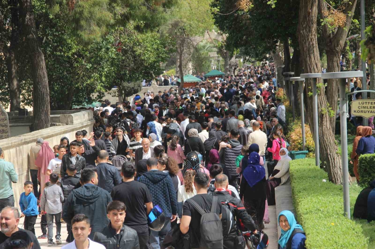 Balıklıgöl bayramın 2’nci gününde ziyaretçi akınına uğradı
